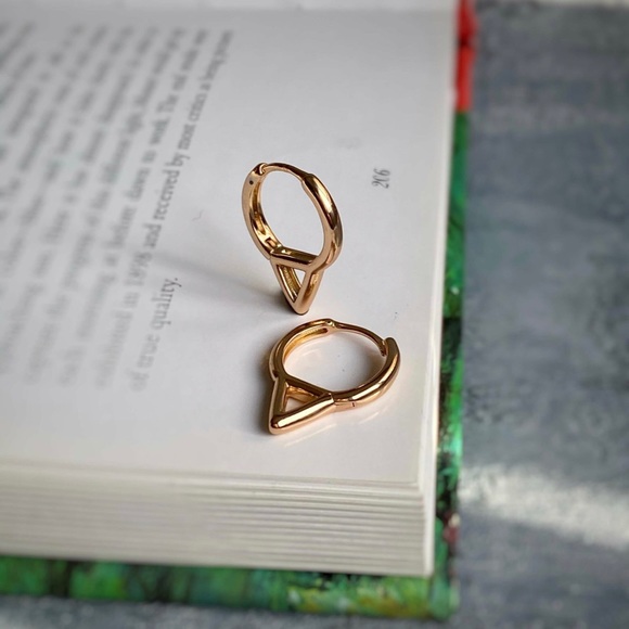 LAST ONE Triangle Hoop Earrings 18k Gold Plated Luxury Jewelry - Picture 3 of 9